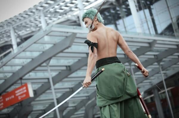 hth官方网页入口-小伎俩之王!苏亚雷斯扔东西砸格子 随后转身装无辜(图4) hth官方网页入口